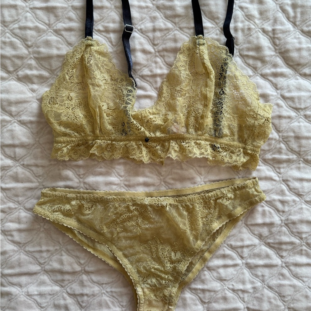 Elegant Lace Lingerie Set in Mustard Yellow